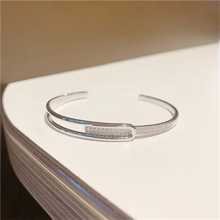 Élégant bracelet jonc ajustable en argent 925 avec pierres zirconia pour femme.