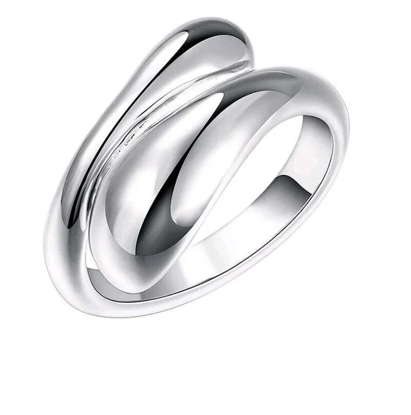 Gros plan sur l'ensemble collier, bracelet, bague, boucles d'oreilles en argent S925, pendentifs goutte d'eau.