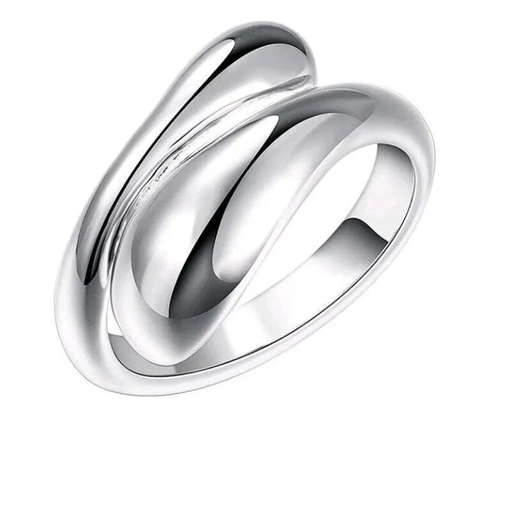 Gros plan sur l'ensemble collier, bracelet, bague, boucles d'oreilles en argent S925, pendentifs goutte d'eau.
