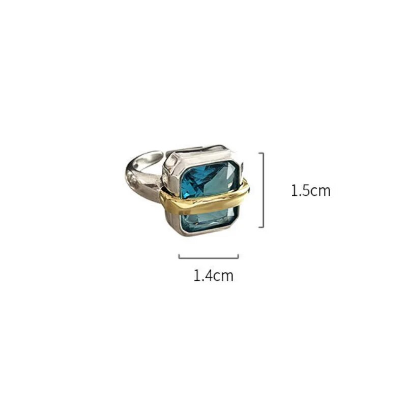 Bague mode femme en argent avec un superbe zircon bleu carré. Bijou tendance, élégant et confortable.