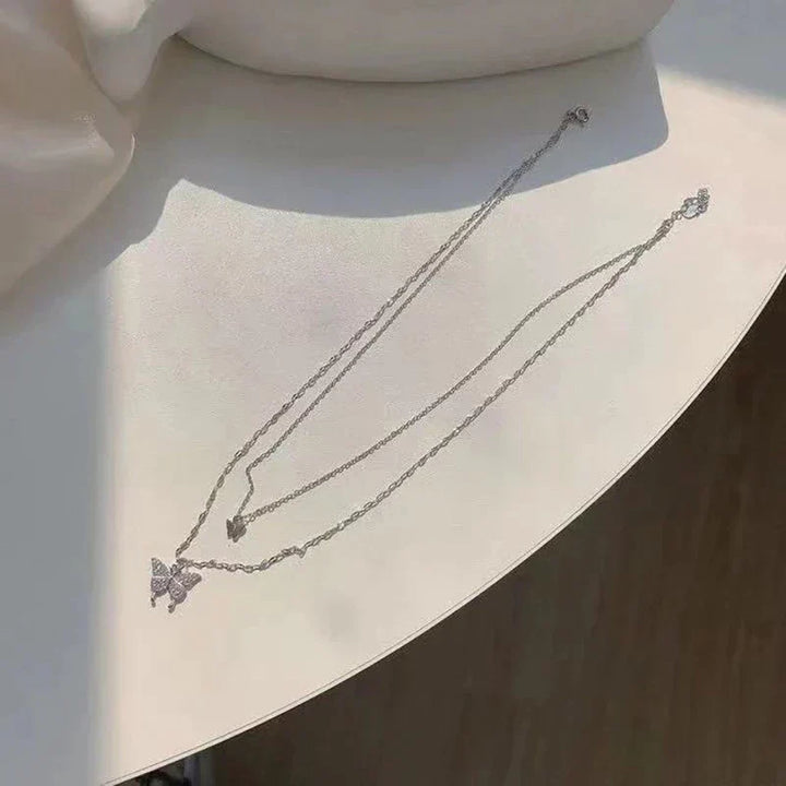 Collier femme avec papillon zircon. Pendentif brillant sur double chaîne argent, bijou élégant et tendance.