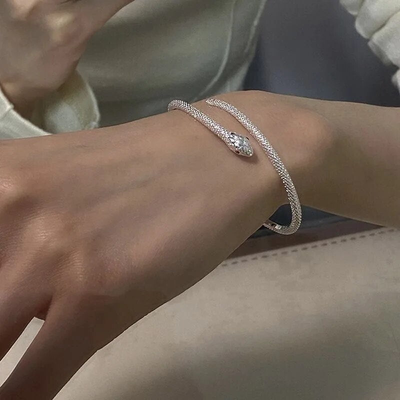 Idée cadeau : bracelet serpent en argent massif ajustable, un bijou intemporel et de qualité.