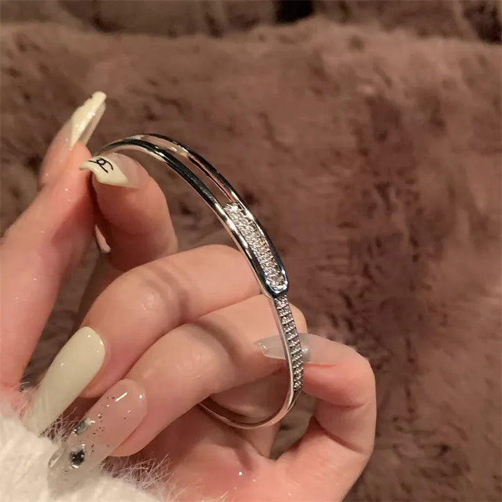 Cadeau idéal: bracelet jonc en argent 925 et zirconia, ajustable pour femme.