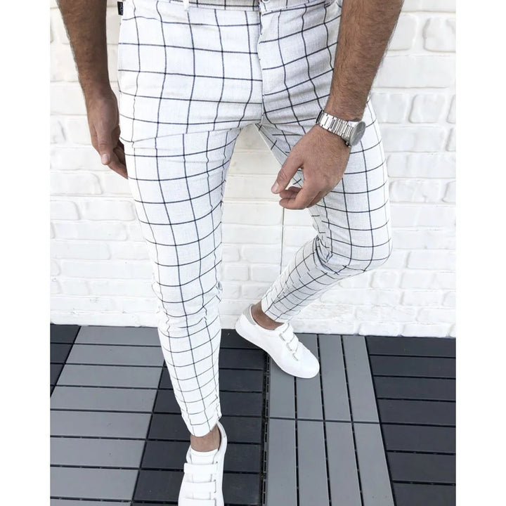 Détail du tissu: pantalon homme slim fit à carreaux, texture élégante pour l'automne.