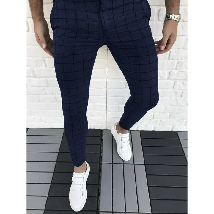 Pantalon casual homme slim fit à motif carreaux, un essentiel streetwear élégant.