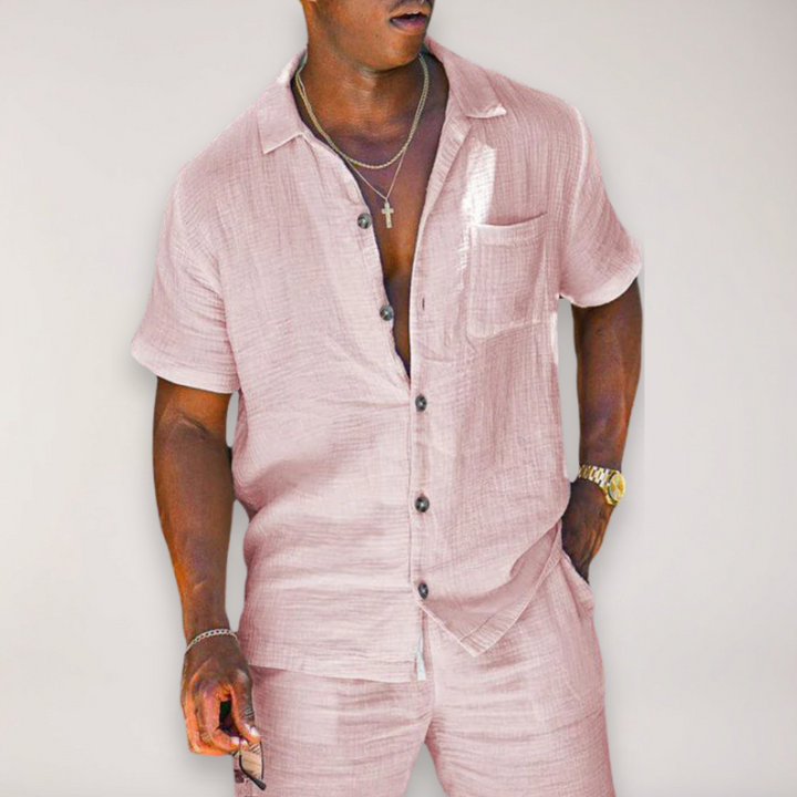 Ensemble blanc homme léger pour l'été, décontracté et chic. Confort optimal avec pantalon ou short.