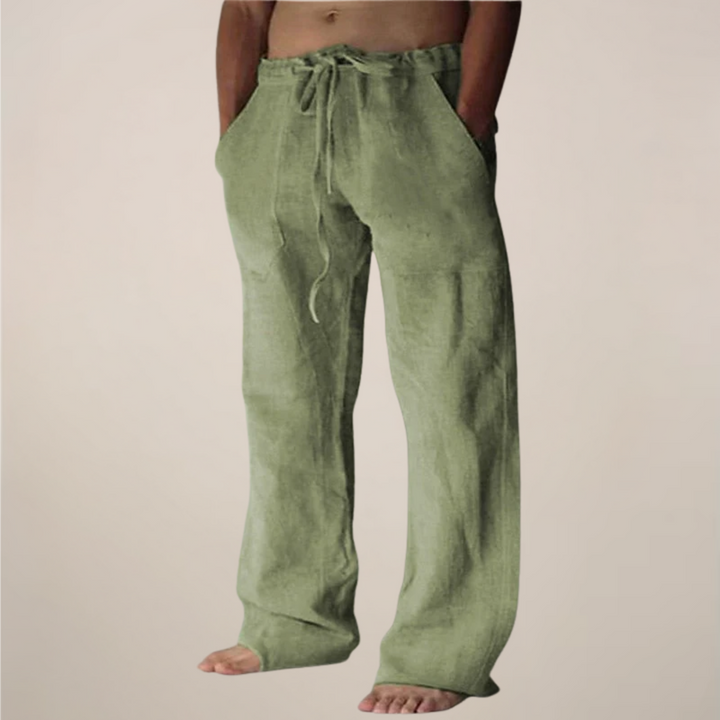 Homme portant un pantalon large et fluide décontracté pour un style moderne et confortable en été.