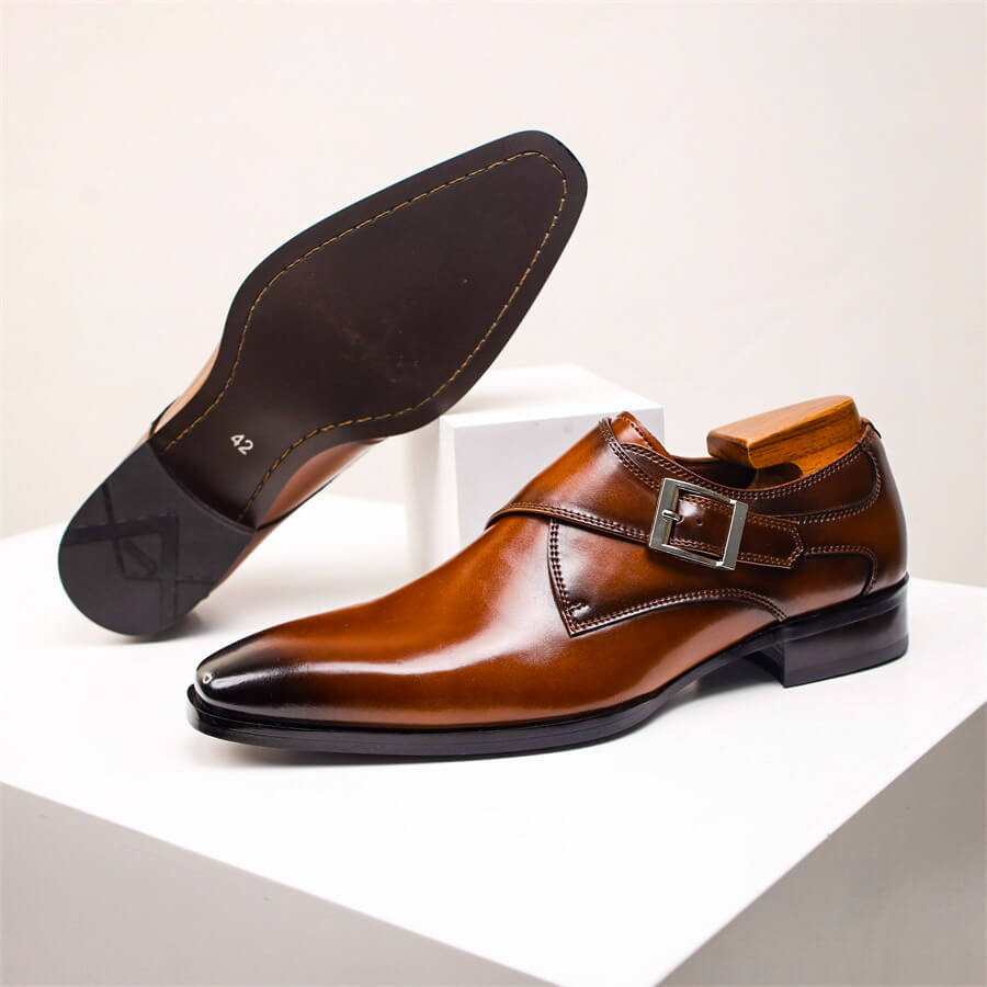Chaussures homme monk strap en cuir dégradé portées avec un costume, style formel chic et tendance.
