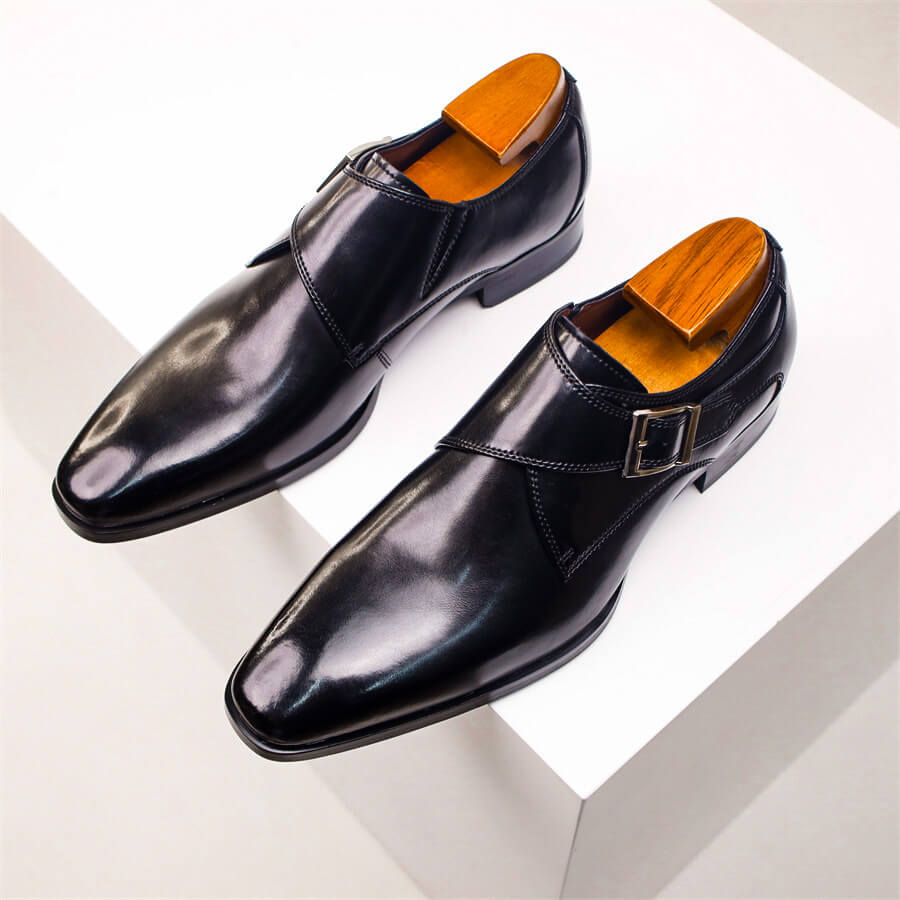 Texture du cuir lisse et dégradé sur ces chaussures habillées monk strap pour hommes, qualité premium.