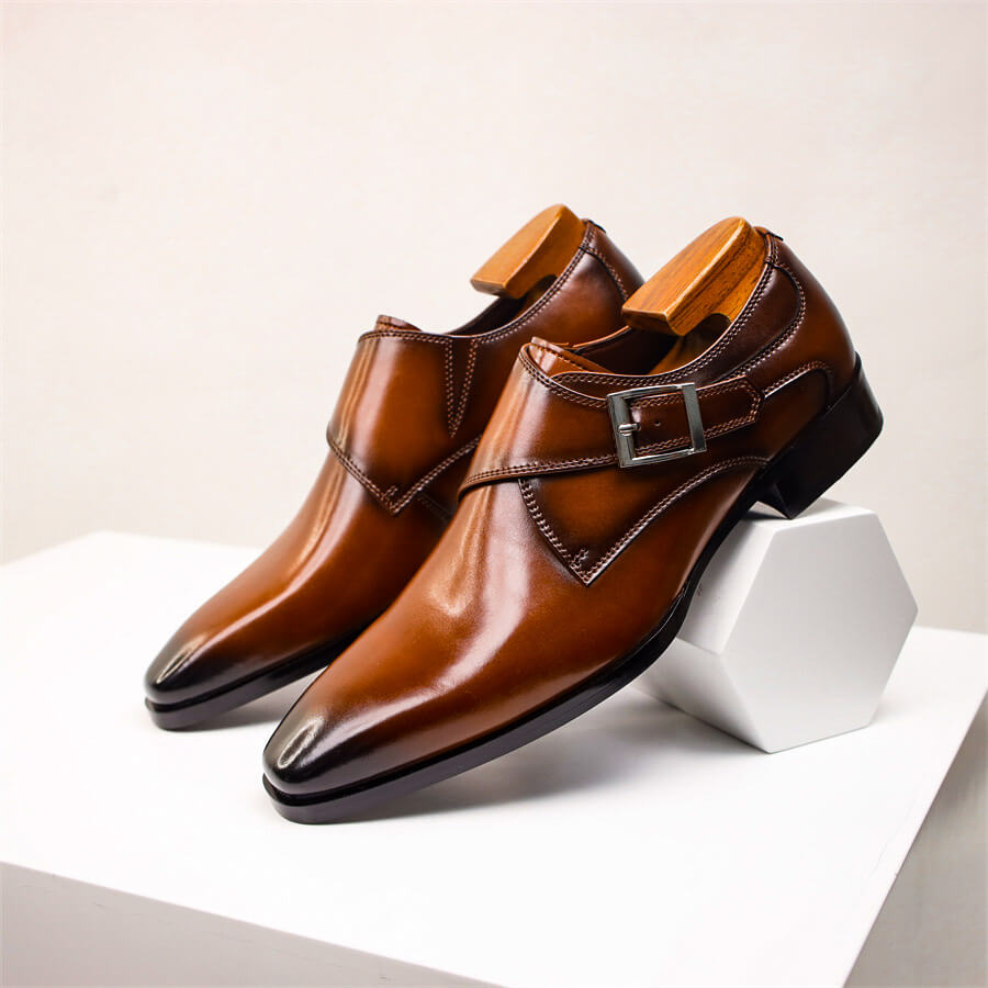 Élégantes chaussures homme monk strap en cuir marron dégradé, idéales pour occasions formelles.