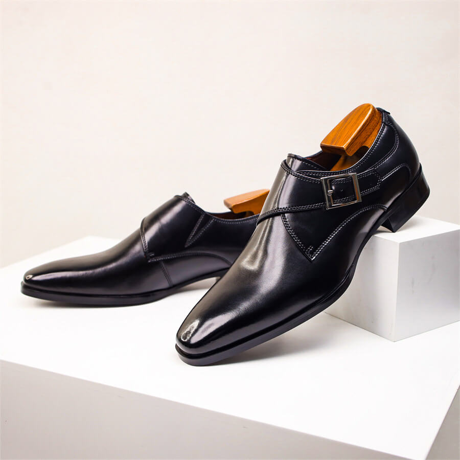 Talon des chaussures habillées homme monk strap en cuir dégradé, pour un look chic et raffiné.