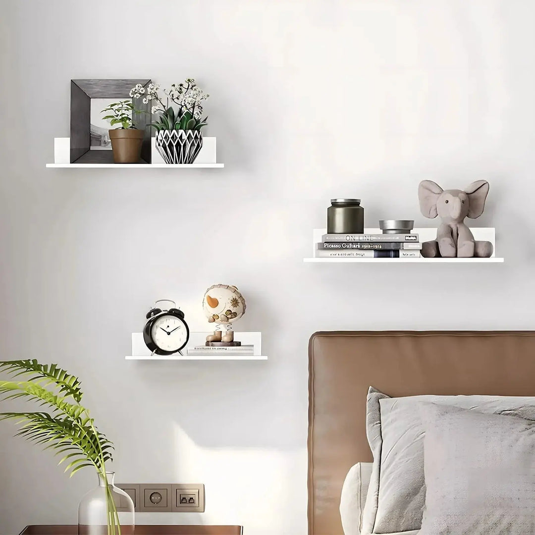 Étagère murale flottante minimaliste blanche pour salon moderne. Rangement élégant et gain de place.
