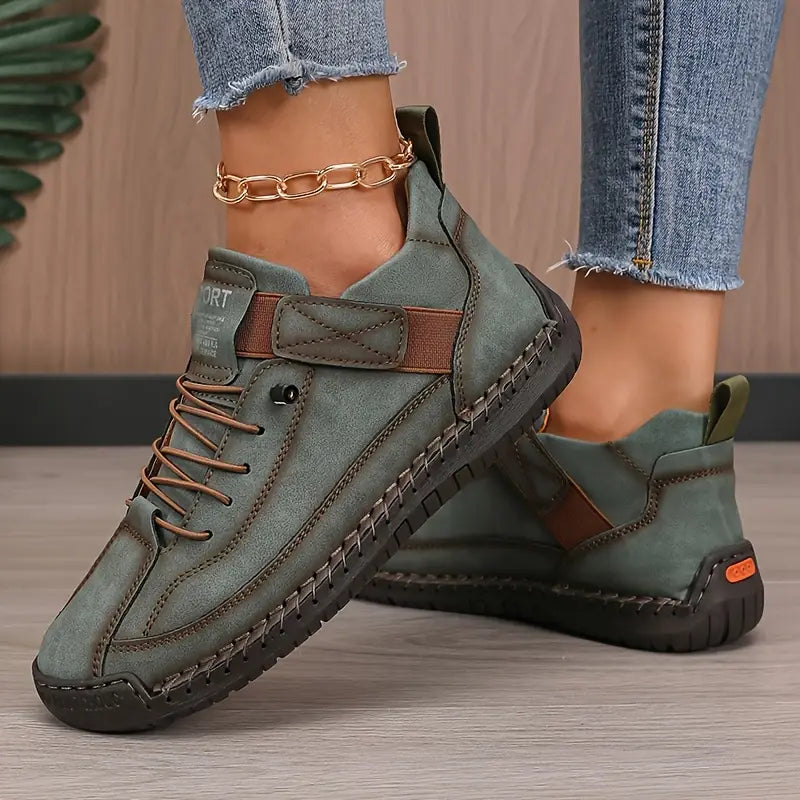 Baskets femme à lacets, semelle amortissante pour confort quotidien. Chaussures élégantes et polyvalentes.