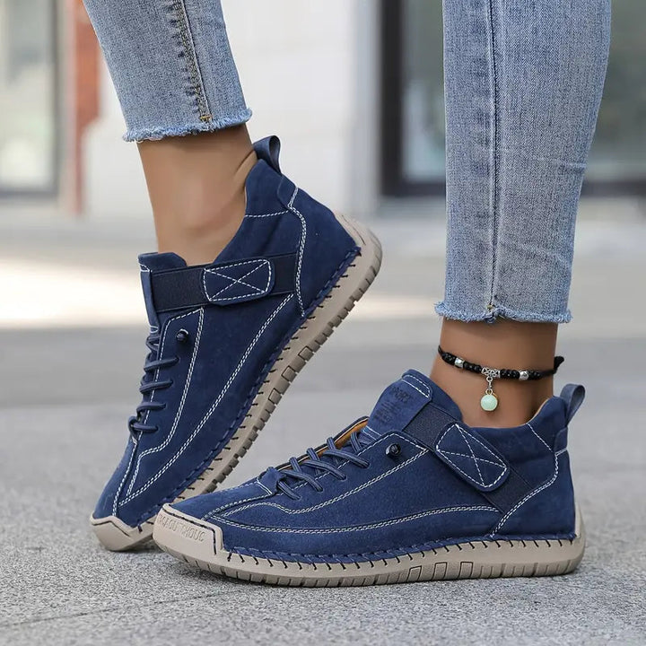 Baskets femme style décontracté avec jean. Chaussures confortables et tendance, parfaites pour la marche.