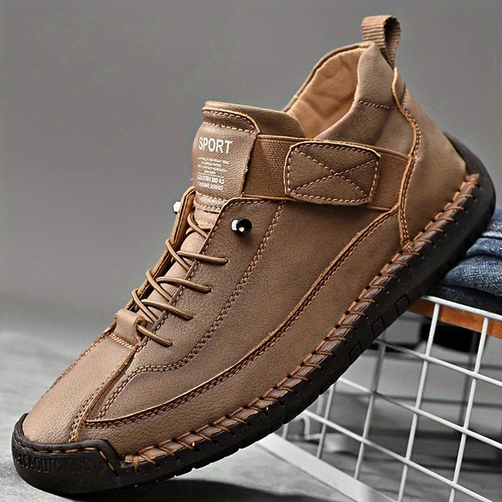 Baskets femme élégantes à lacets, design moderne. Chaussures polyvalentes pour confort et look tendance.