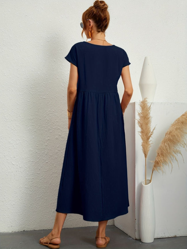 Élégance quotidienne avec la robe Mathilda, un must-have estival féminin.