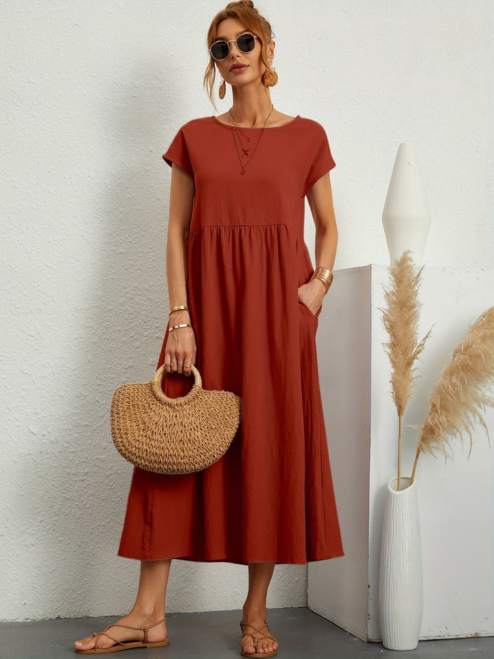 Chic et décontractée: la robe Mathilda pour femmes, parfaite pour l'été.