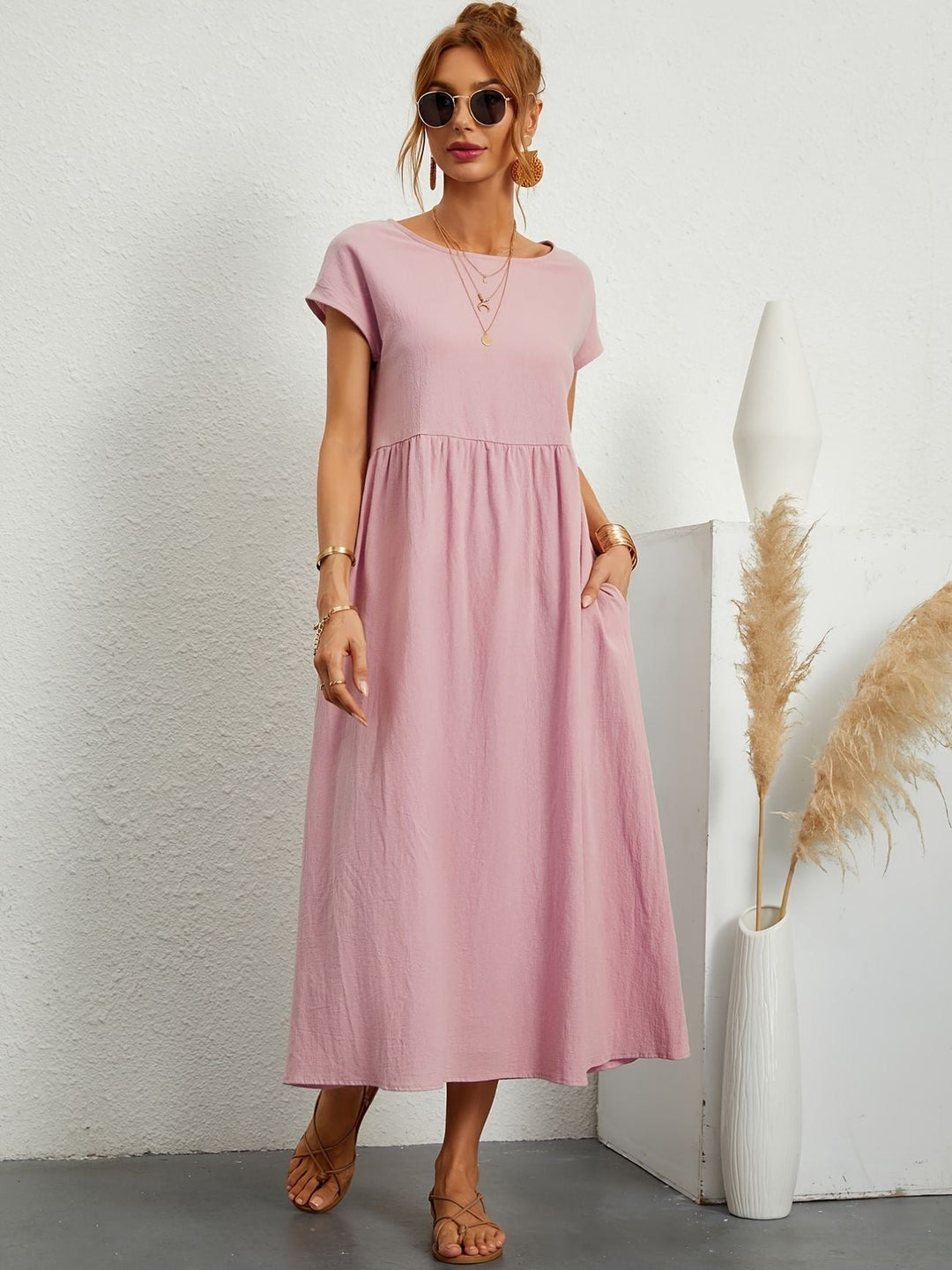 Style féminin et décontracté avec la robe Mathilda, pour femmes modernes.