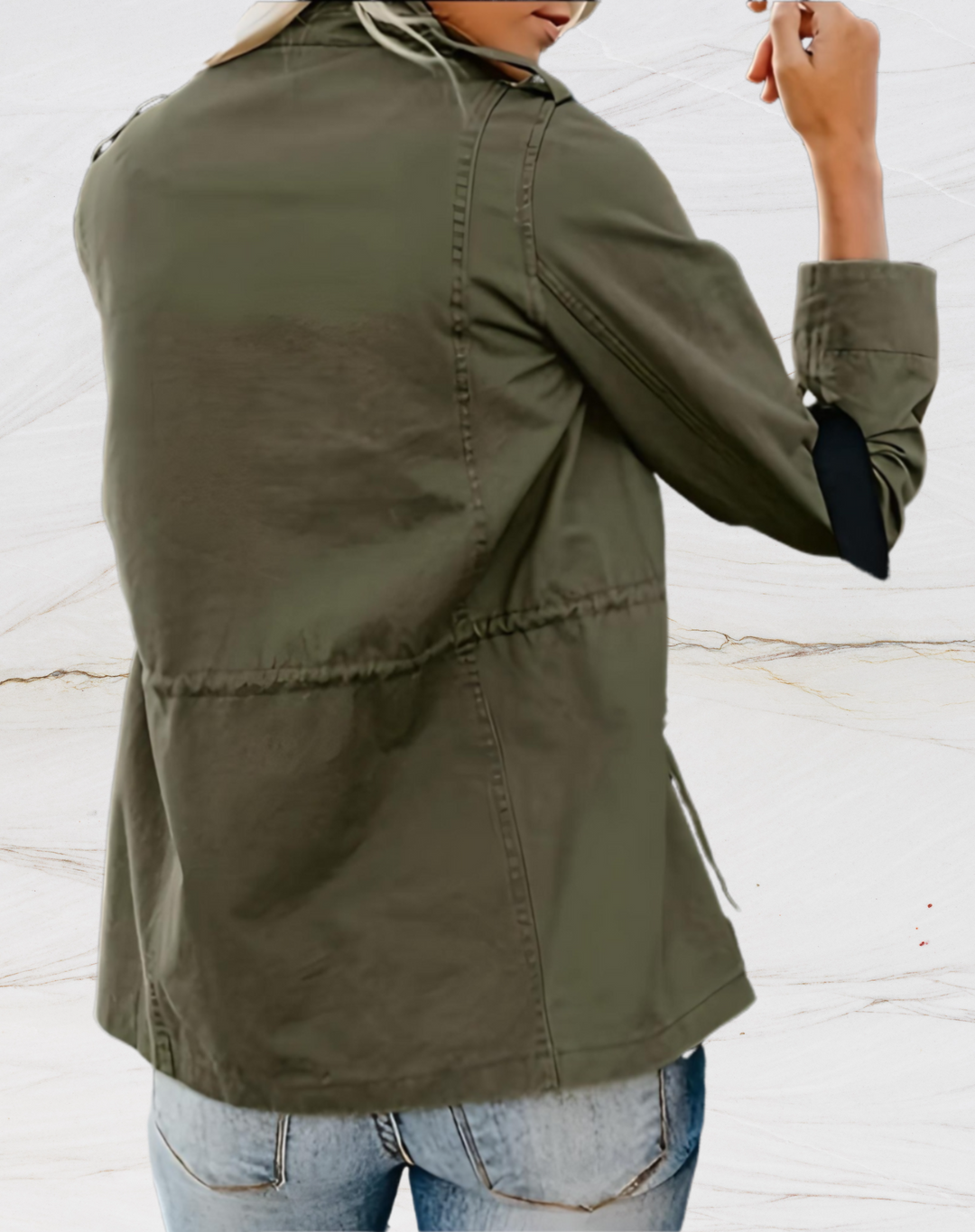Détail de la veste femme Nora : quatre poches pratiques et un col élégant. Parfaite pour le bureau chic.