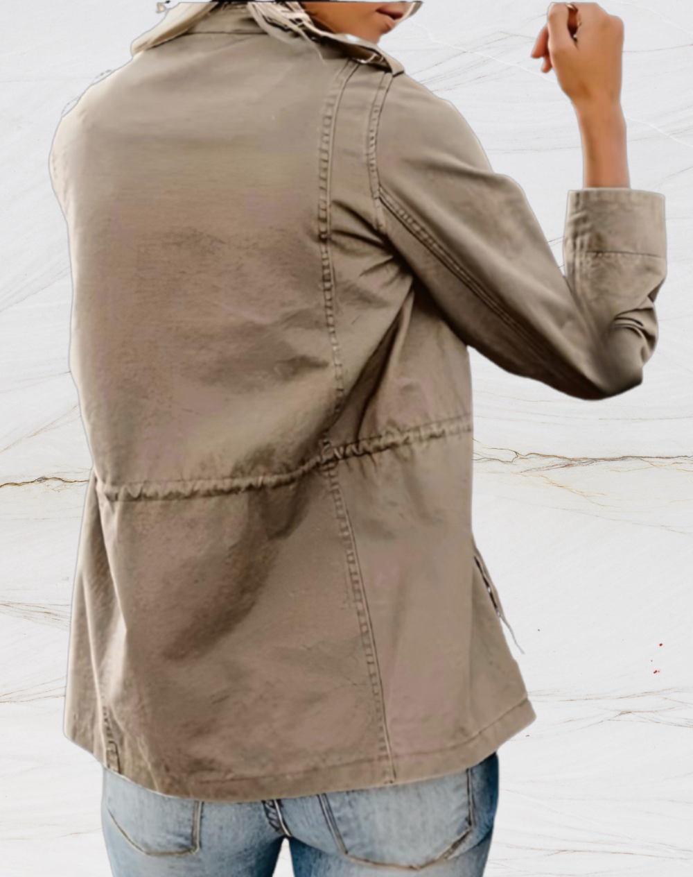 Veste pratique femme Nora avec quatre poches fonctionnelles, idéale pour un look mode polyvalent et chic.