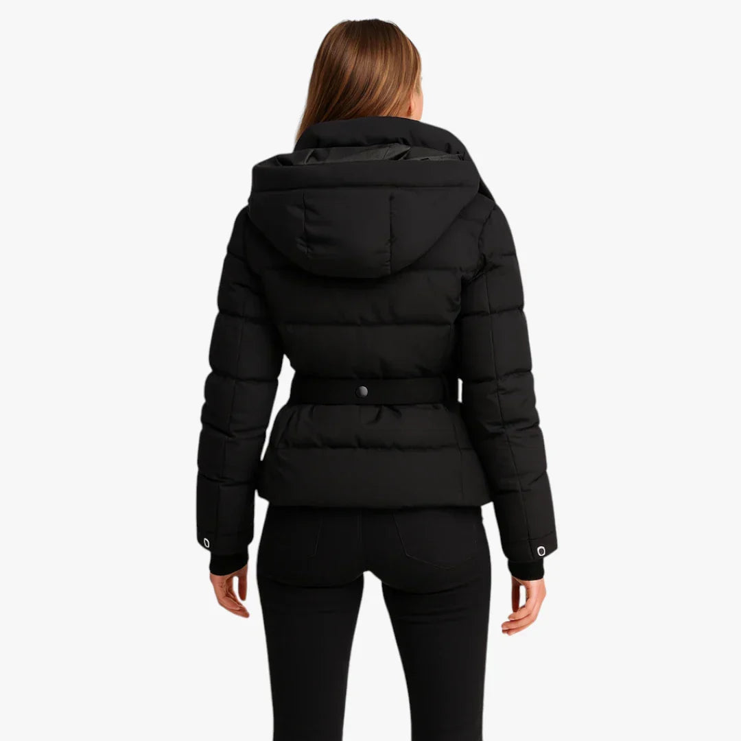 Veste doudoune hiver femme élégante, ceinturée pour une silhouette chic. Chaude et pratique.