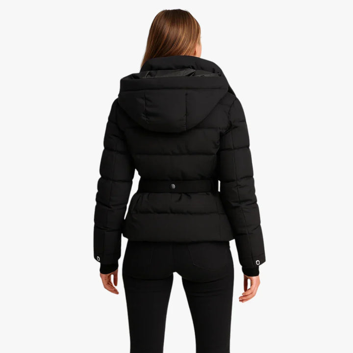 Veste doudoune hiver femme élégante, ceinturée pour une silhouette chic. Chaude et pratique.
