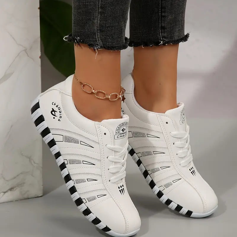Baskets femmes légères vintage blanches, style rétro chic. Idéales pour le confort quotidien et la mode féminine.