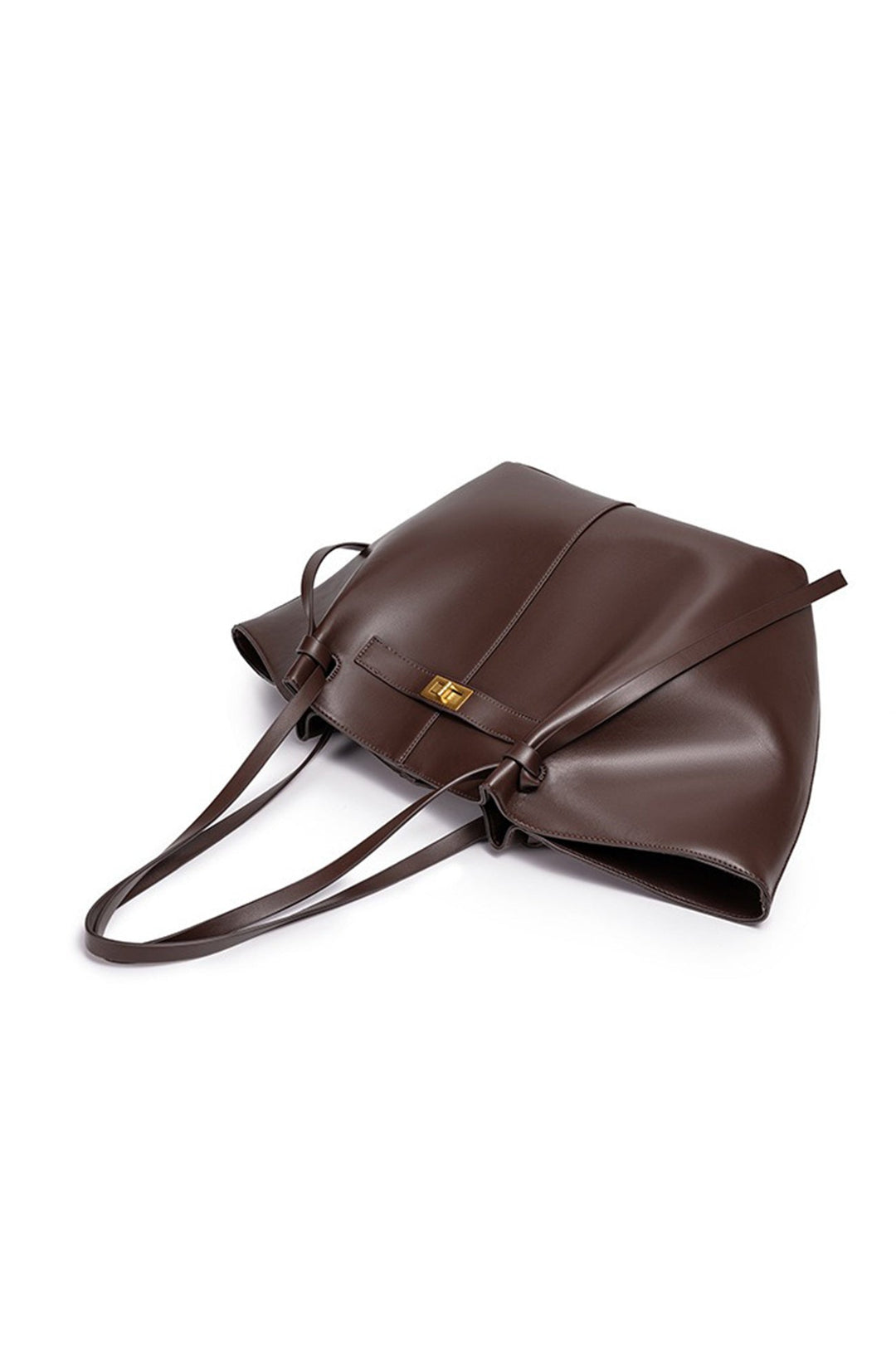 Sac fourre-tout chic et moderne en cuir synthétique marron. Idéal pour un look féminin et polyvalent.