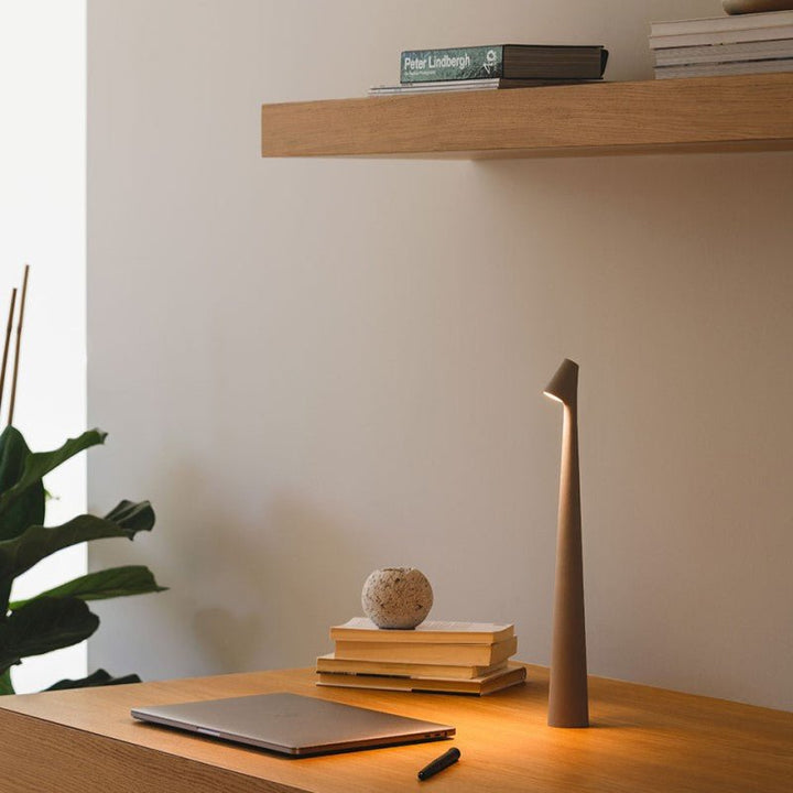 Lampe LED portable avec longue autonomie, idéale pour terrasses et salons.