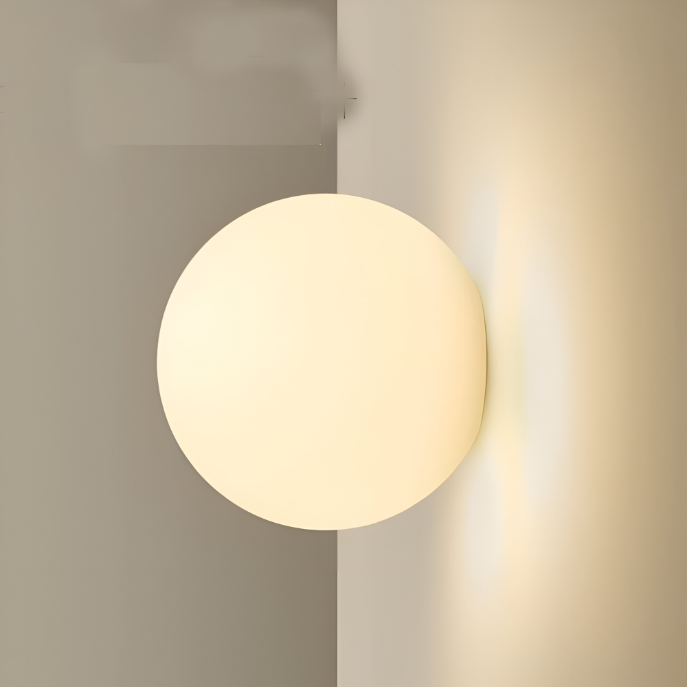 Applique murale LED ronde minimaliste, lumière douce pour intérieur moderne et design. Idéal chambre ou salon.