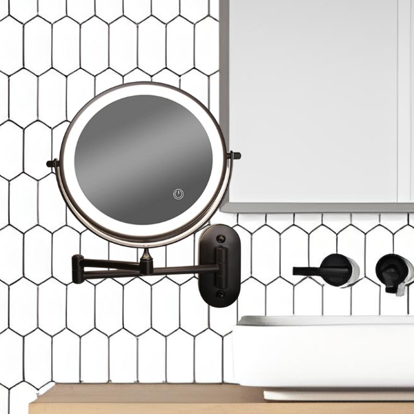 Gros plan du miroir de maquillage LED grossissant LumiReflect, surface claire et éclairée.