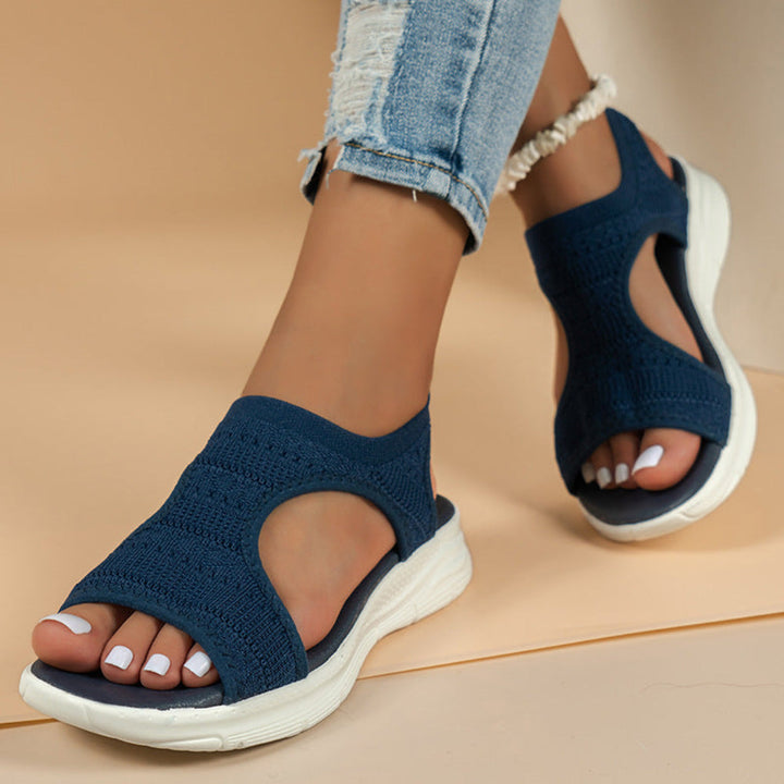 Sandales femme mode été avec semelle épaisse tendance, confort optimal. Design respirant, bout ouvert pour l'aisance.