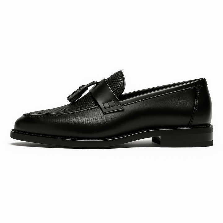 Chaussures à enfiler pour hommes : mocassins tissés avec pompons. Style habillé et décontracté, mode masculine.
