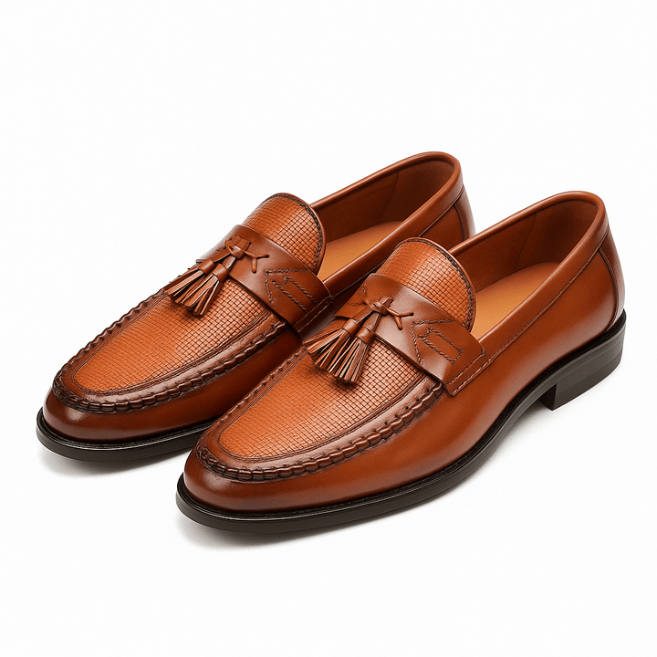 Mocassins hommes tissés et raffinés avec pompons. Chaussures élégantes pour un style décontracté ou formel.