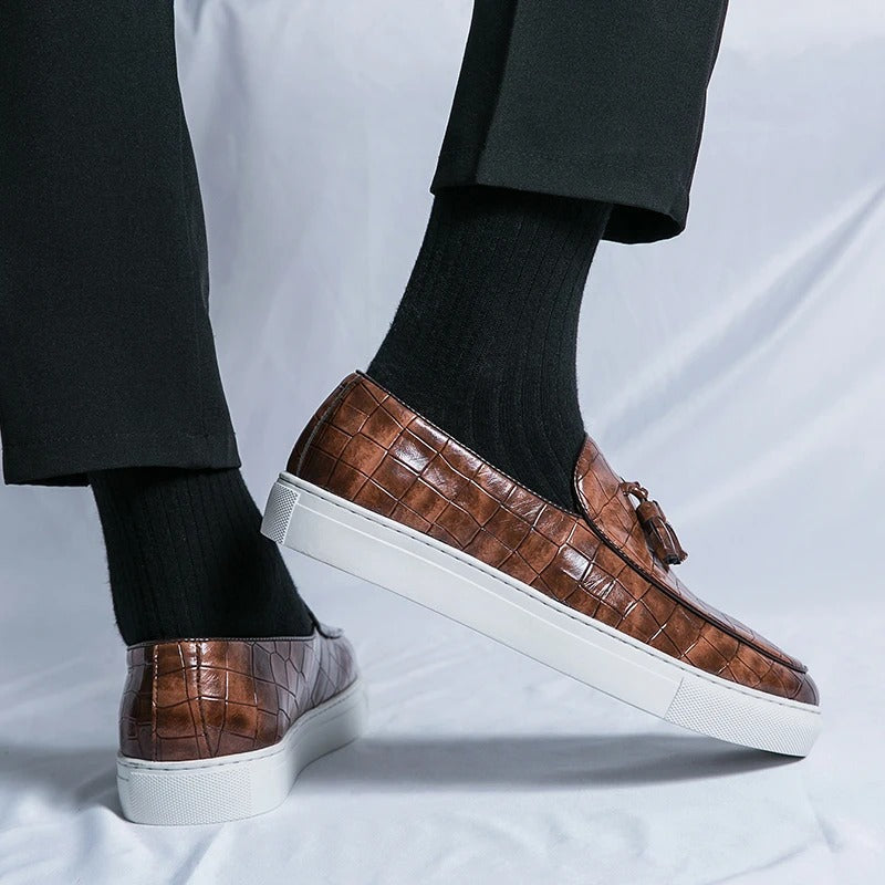 Mode masculine: mocassins à pompons bleus, confortables et chics, idéaux comme chaussures de ville décontractées.