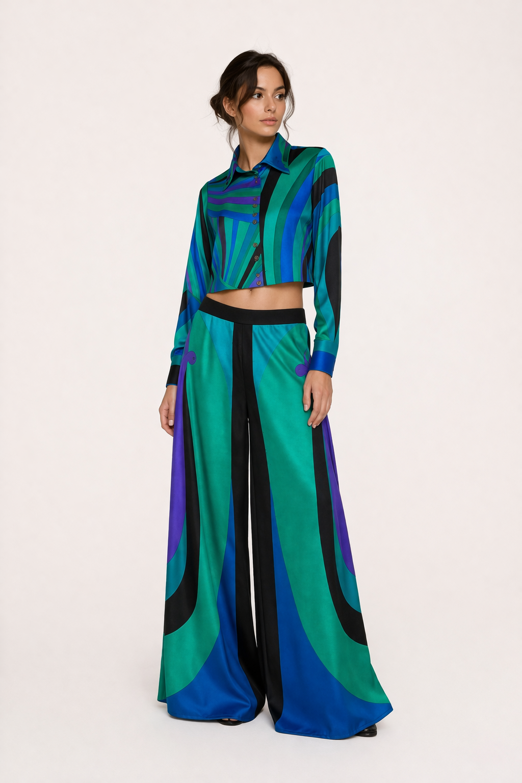 Ensemble élégant vert imprimé pour femme : haut manches longues et pantalon large fluide. Idéal printemps/été.