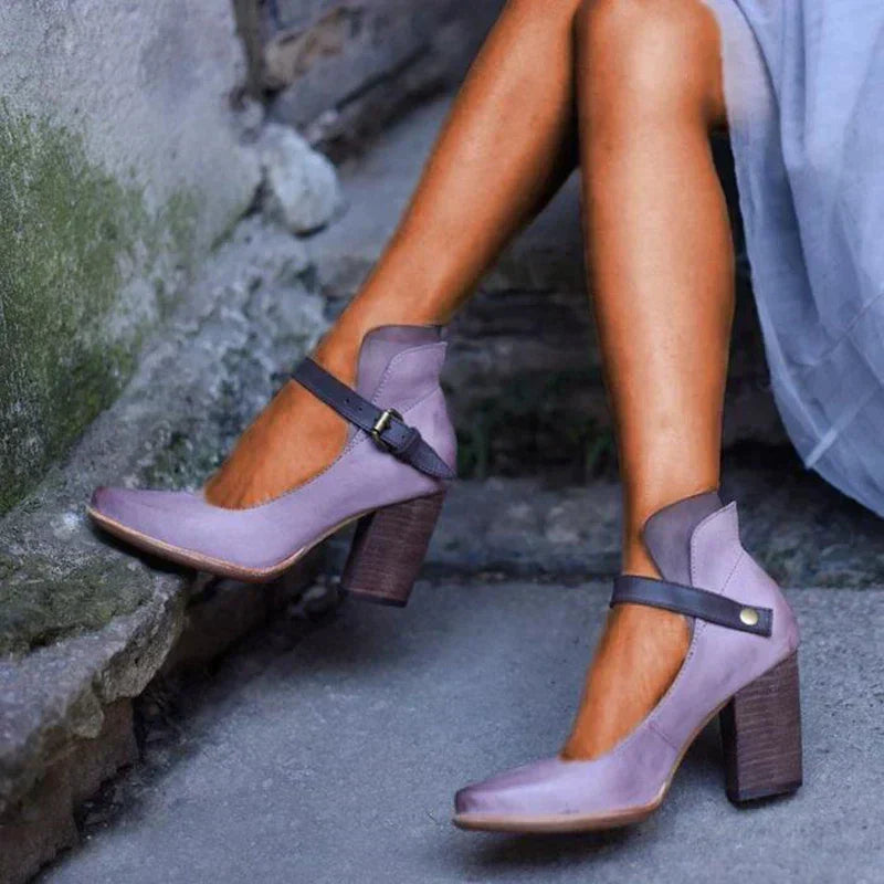 Chaussure femme à talon bloc offrant confort et stabilité, design élégant avec bride pour le bureau ou la ville.