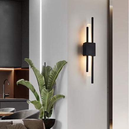 Applique murale LED design moderne. Lampe cylindrique or/noir pour un éclairage intérieur minimaliste et stylé.