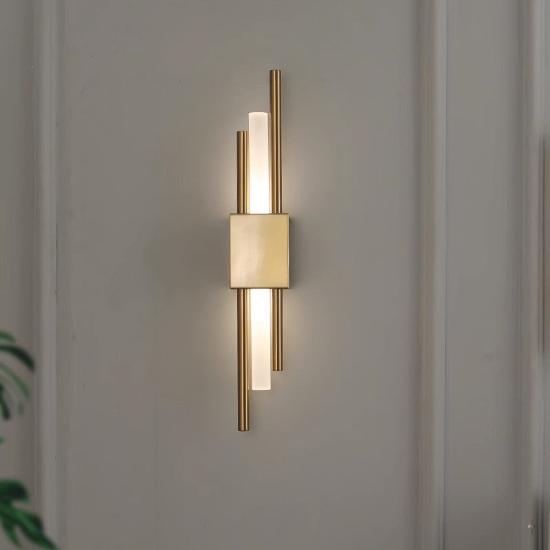 Applique murale LED or, design cylindrique moderne. Éclairage mural ambiant pour intérieur contemporain.