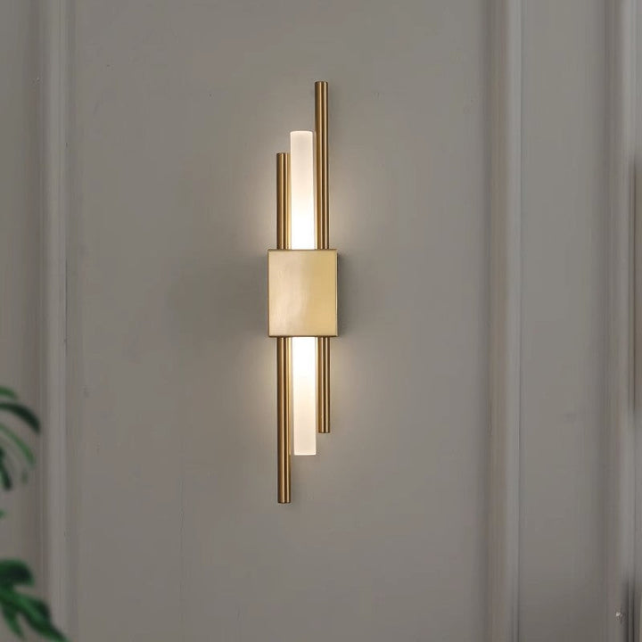 Applique murale LED or, design cylindrique moderne. Éclairage mural ambiant pour intérieur contemporain.