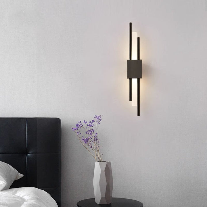 Luminaire LED mural cylindrique contemporain. Applique design or ou noir, idéale pour tout intérieur moderne.