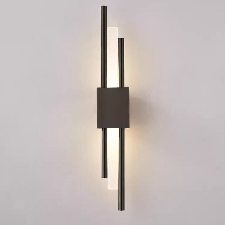 Applique murale LED cylindre noire design. Parfaite pour éclairage ambiant de chambre ou salon moderne.