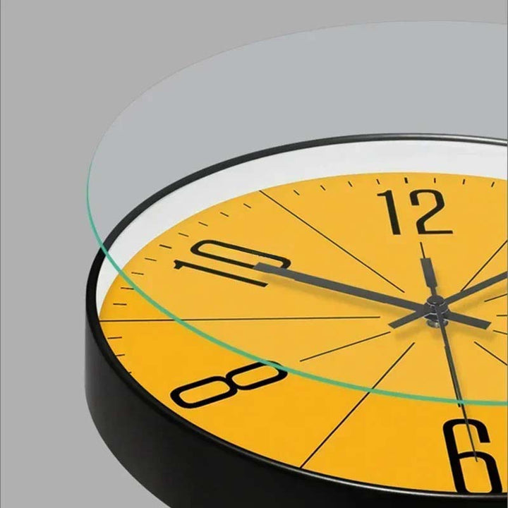 Élégante horloge murale ronde jaune et noire, style scandinave moderne, mouvement silencieux à quartz.
