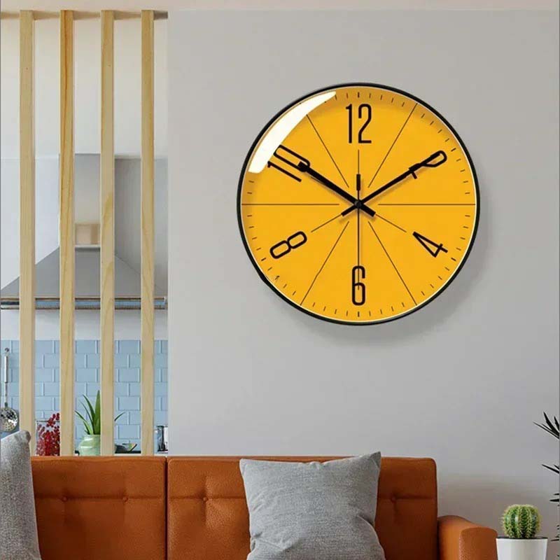 Décoration moderne: horloge murale ronde jaune et noire. Silencieuse, idéale pour un intérieur contemporain.