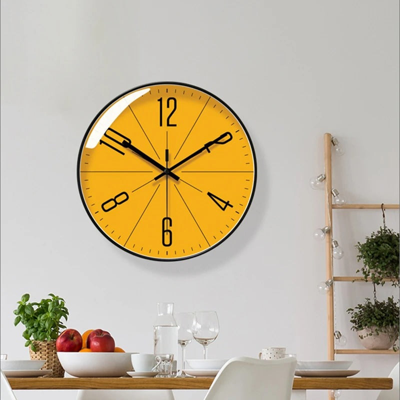 Horloge murale silencieuse jaune & noir pour cuisine ou bureau. Design rond moderne, lecture facile.