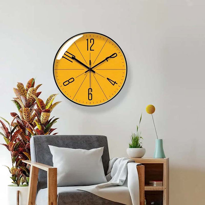 Horloge murale ronde moderne et silencieuse, cadran jaune vif avec chiffres noirs. Idéale pour déco salon.