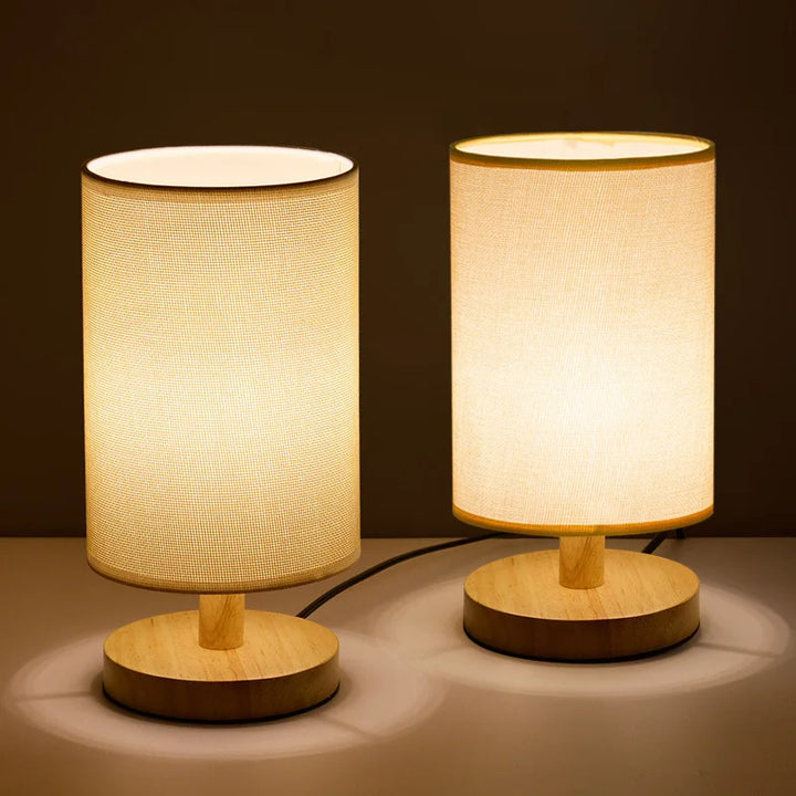 Lampe de table en bambou tressé, abat-jour en lin beige, lumière douce et ajustable pour décor zen.