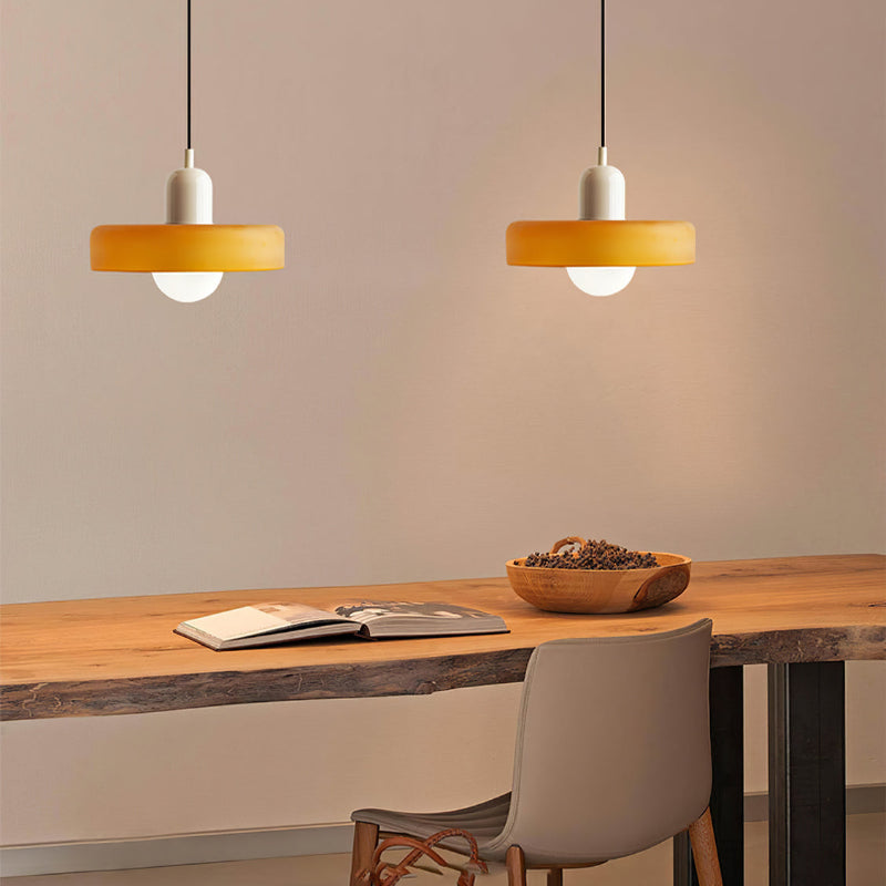 Éclairage suspendu Bauhaus, verre multicolore, pour un style et une lumière exceptionnels.