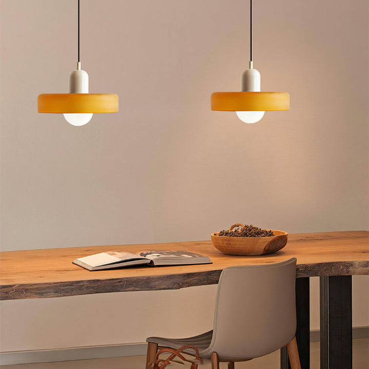 Éclairage suspendu Bauhaus, verre multicolore, pour un style et une lumière exceptionnels.