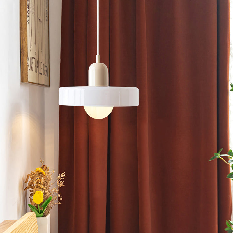 Lampe suspendue moderne, verre coloré style Bauhaus, pour une ambiance sophistiquée.